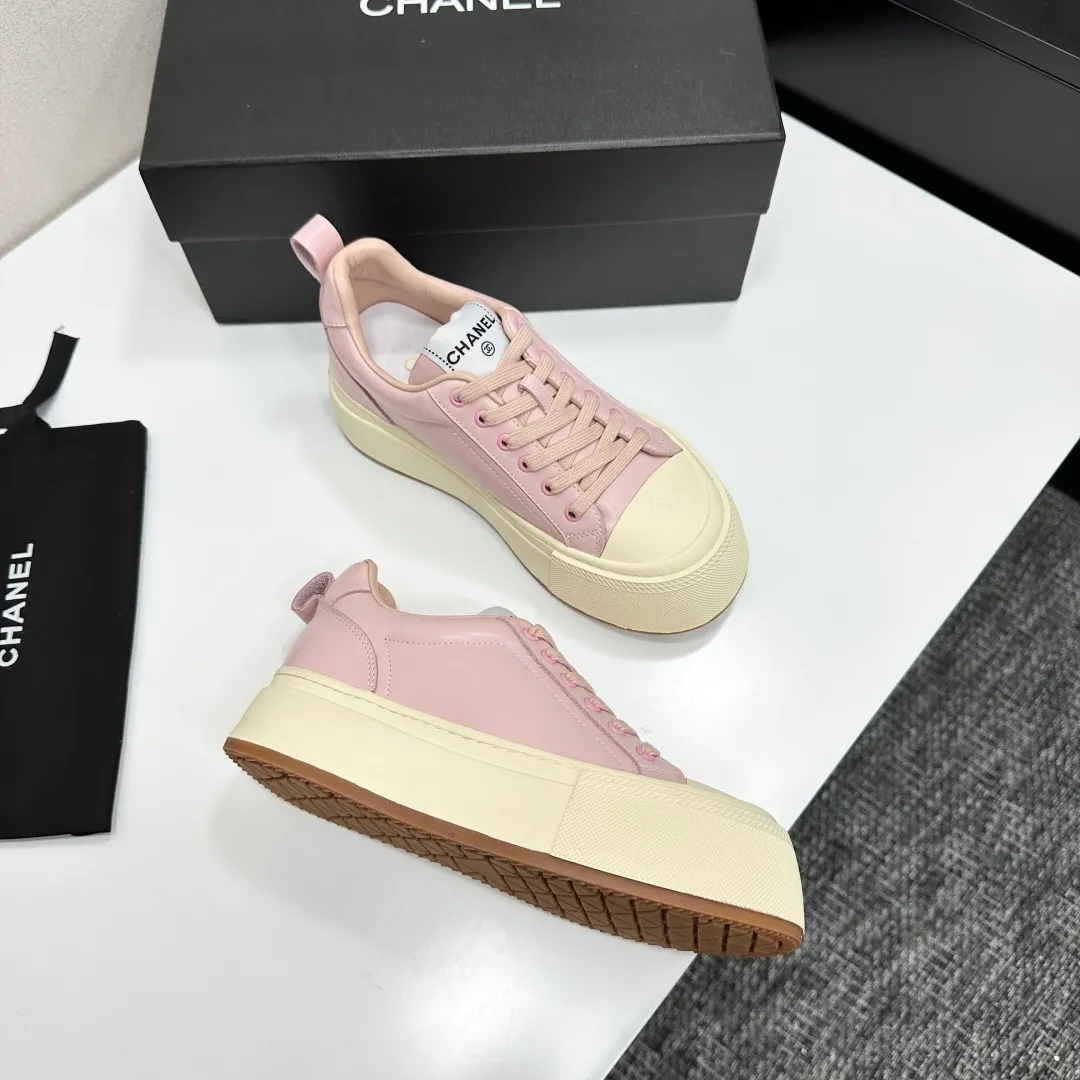 👟👟Ex-factory price 560👟👟Chanel Panda Shoes! 2025 counter's top casual sports shoes. This classic design; the upper is electro-embroidered with a variety of techniques; the outsole is fashionable and sporty; the unusual inclusion of a variety of color matching elements... The diversified mix and match is very good-looking and versatile, and can be used for leisure, fashion, sports, and outdoor... ꫛꫀꪝ Go➫ Materials: ❶Upper made of: original imported first-layer silk cowhide + original waterproof cloth + original first-layer cowhide ❷Inner lining: Breathable mesh ❸ Outsole based on: original TPU combination outsole, full set of boutique packaging for women 35–41